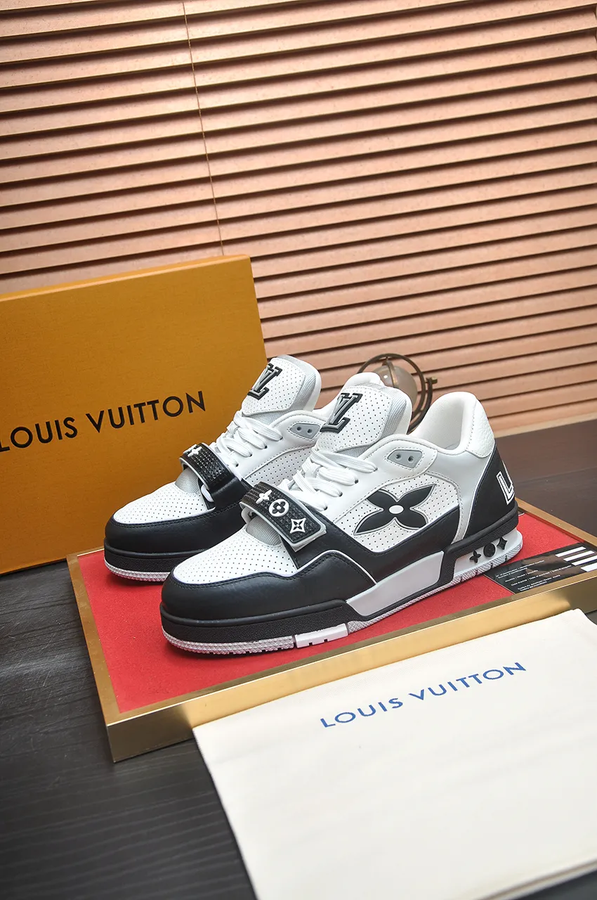Men's shoes 💰660💶Original development, quality shipping, welcome to compare - LV sneaker series LV Trainer Maxi sneakers introduce the loose silhouette of the ready-to-wear series into the LV Trainer sneaker design written by Virgil Abloh, making an eye-catching appearance in the spring and summer men's wear shows. The cow leather upper is combined with rough fabric laces, and colorful beading highlights the brand's classic elements. LV letters mark the tongue and Monogram floral outsole. Mixed materials Made of first-layer cowhide, wrapped in imported custom-printed denim, thick shoelace design, large Monogram print on the side, "lv 54" badges on the tongue and heel, rubber outsole decorated with Monogram flowers, mesh lining and cotton feet, the comfort is as extreme as ever, premium heritage, quality first, worth owning! Size: Women's 35-39 (customized at 40, non-refundable) Men's 39-45 (customized at 38.46, non-refundable) ♡Full set of packaging with original gift box